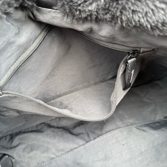 Nike Sportswear Faux Fur 10L tote bag in black - Picture 14 of 16